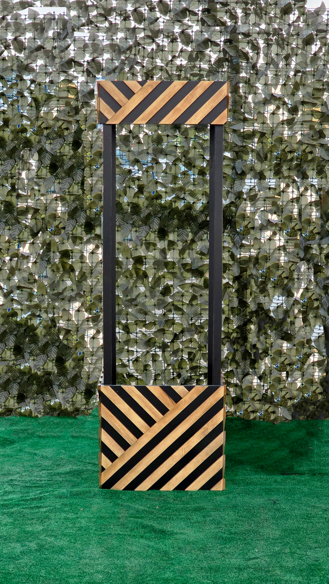 TOTEM DE MADERA LISTADO DIAGONAL